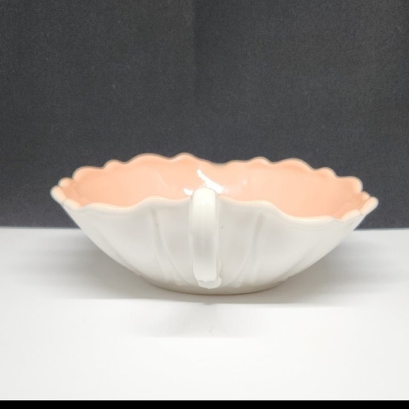 Anchor Hocking Handled Heart Bowl Oyster and Pearl White with Pink, 1938-1940 - Picture 2 of 12